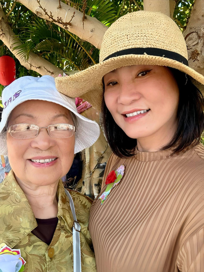Nghệ sĩ Hồng Đào vừa đăng hình ảnh đưa mẹ đi chùa ở Mỹ nhân dịp Vu Lan.&nbsp;Ảnh: FBNV