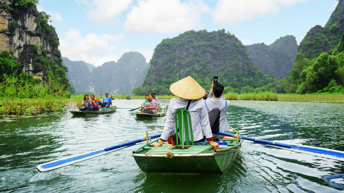 Chiều xuống, du khách ngồi thuyền ngắm cảnh đẹp trê dòng Ngô Đồng thì còn gì bằng. Ảnh: Sưu tầm
