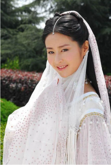 Hương Hương Công Chúa của Kim Dung đại diện cho một kiểu nhan sắc hoàn toàn khác. Nhân vật xuất hiện trong Thư Kiếm Ân Cừu Lục, được xây dựng với vẻ đẹp nổi bật cùng hương thơm tự nhiên đặc biệt. Ngay từ tên gọi, Hương Hương Công Chúa đã gợi nên hình ảnh một mỹ nhân gần như bước ra từ thế giới thần thoại. Nàng không mang vẻ đẹp sắc sảo hay nguy hiểm như Lâm Tiên Nhi mà thiên về sự trong trẻo, dịu dàng và thanh khiết. Điểm đặc biệt của nhân vật là nhan sắc được tác giả đẩy lên mức gần như tuyệt đối. Không chỉ đẹp, nàng còn sở hữu sức hấp dẫn khiến những người xung quanh dễ dàng bị cuốn vào.