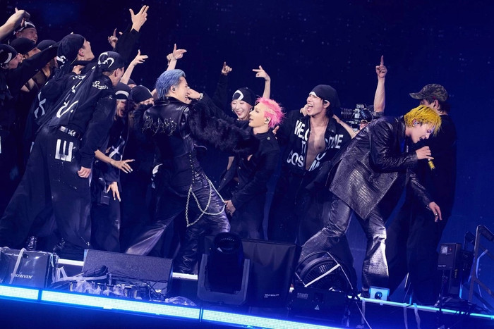 G-Dragon 'cứu nguy' nhiếp ảnh gia suýt rơi khỏi sân khấu cao 2m Ảnh 2