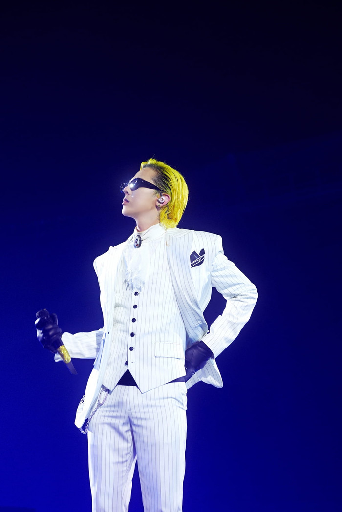 G-Dragon 'cứu nguy' nhiếp ảnh gia suýt rơi khỏi sân khấu cao 2m Ảnh 3