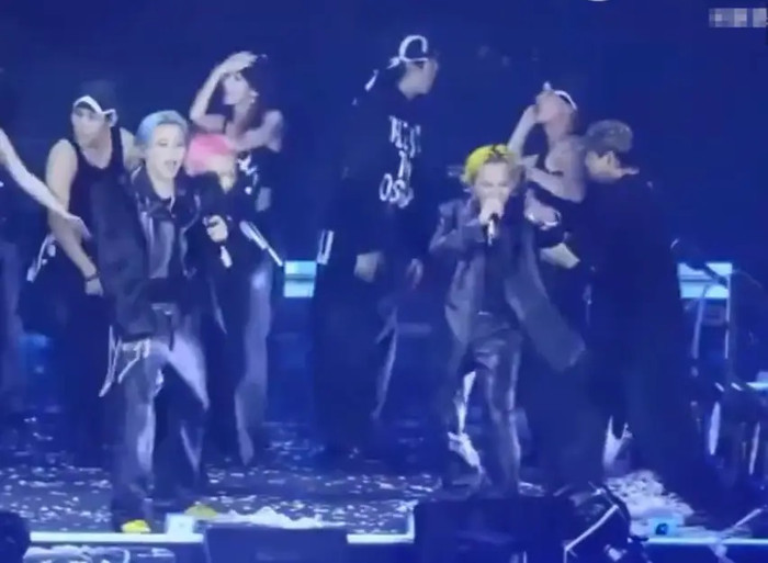 G-Dragon 'cứu nguy' nhiếp ảnh gia suýt rơi khỏi sân khấu cao 2m Ảnh 1