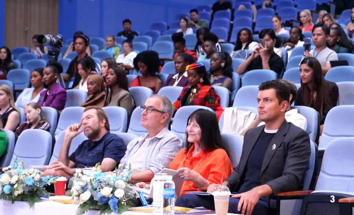 Chủ tịch Miss World, bà Julia Morley chăm chú theo dõi phần thi của Bảo Ngọc.
