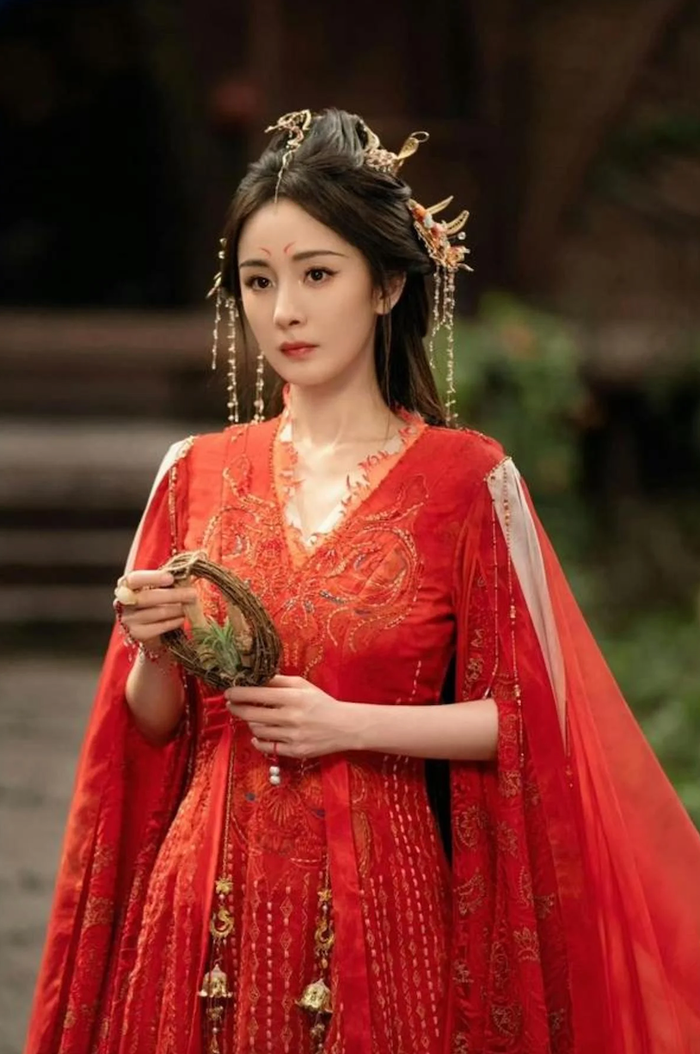 Dương Mịch đứng thứ 8 trong danh sách. Nữ diễn viên được đánh giá là kiểu mỹ nhân có đường nét nổi bật, lên hình tốt và có khả năng biến hóa giữa cổ trang lẫn hiện đại. Từ Tam Sinh Tam Thế Thập Lý Đào Hoa đến Phù Dao hay Hồ Châu Phu Nhân, ngoại hình là một trong những yếu tố giúp Dương Mịch duy trì sức hút với khán giả qua nhiều năm.