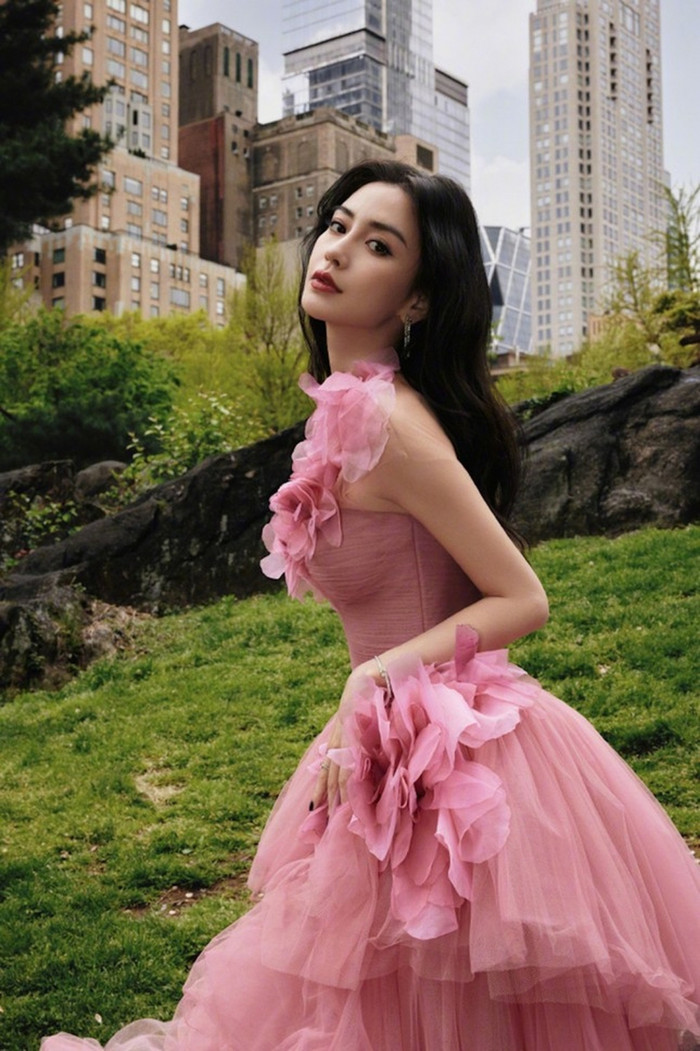 Dương Dĩnh, hay Angelababy, đứng thứ 2. Nữ diễn viên sở hữu nét đẹp pha trộn giữa đường nét phương Đông và cảm giác lai, tạo nên diện mạo khá đặc trưng. Theo nội dung bảng bình chọn, ngoại hình là yếu tố giúp cô duy trì vị trí đáng chú ý trong những cuộc bàn luận về nhan sắc, ngay cả khi đứng cạnh nhiều mỹ nhân nổi tiếng khác.