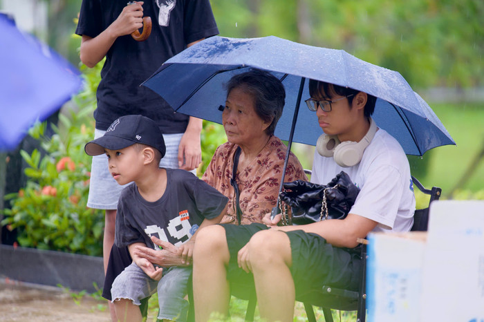 Bà Lịch cùng con cháu thắp hương, tưởng nhớ người thân đã khuất nhân dịp mùa Vu Lan báo hiếu.
