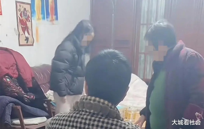 Thuê người chăm sóc mẹ già, người phụ nữ 'sốc nặng' khi phát hiện cảnh tượng trước mắt Ảnh 1