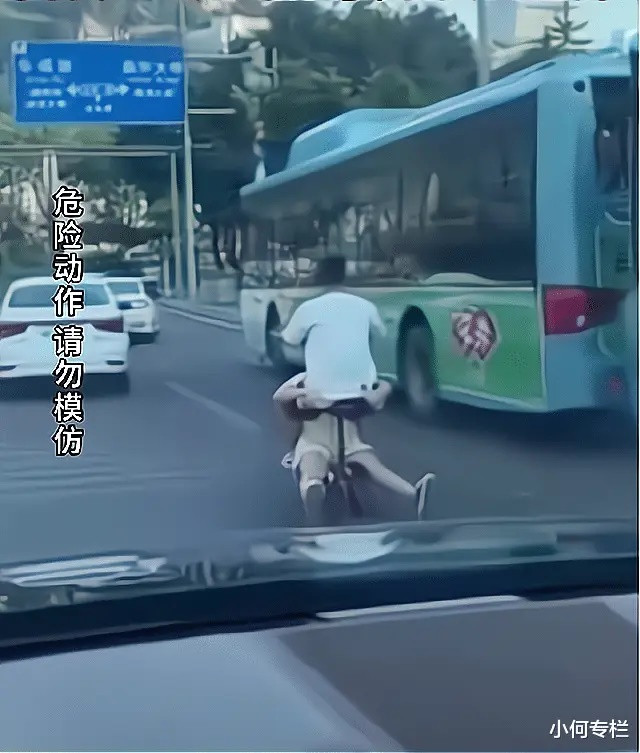 Chở bạn gái bằng xe điện trên đường, người đàn ông khiến dân mạng 'đứng hình' vì tư thế lạ Ảnh 3