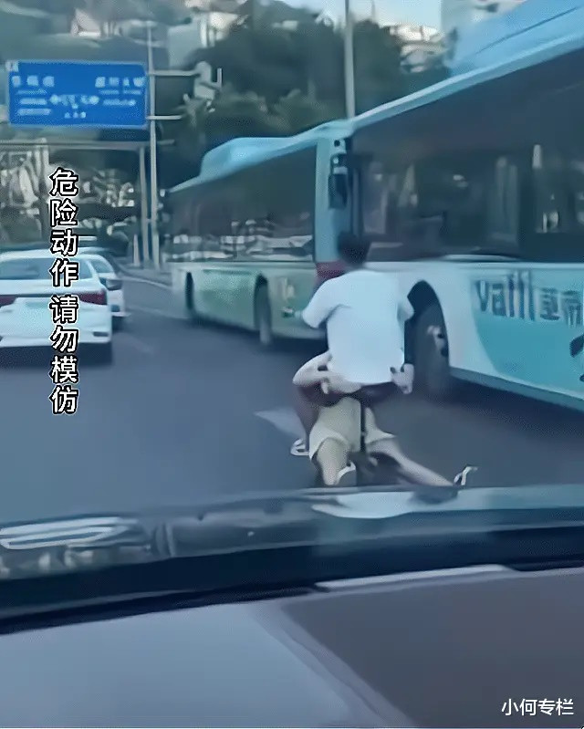Chở bạn gái bằng xe điện trên đường, người đàn ông khiến dân mạng 'đứng hình' vì tư thế lạ Ảnh 1