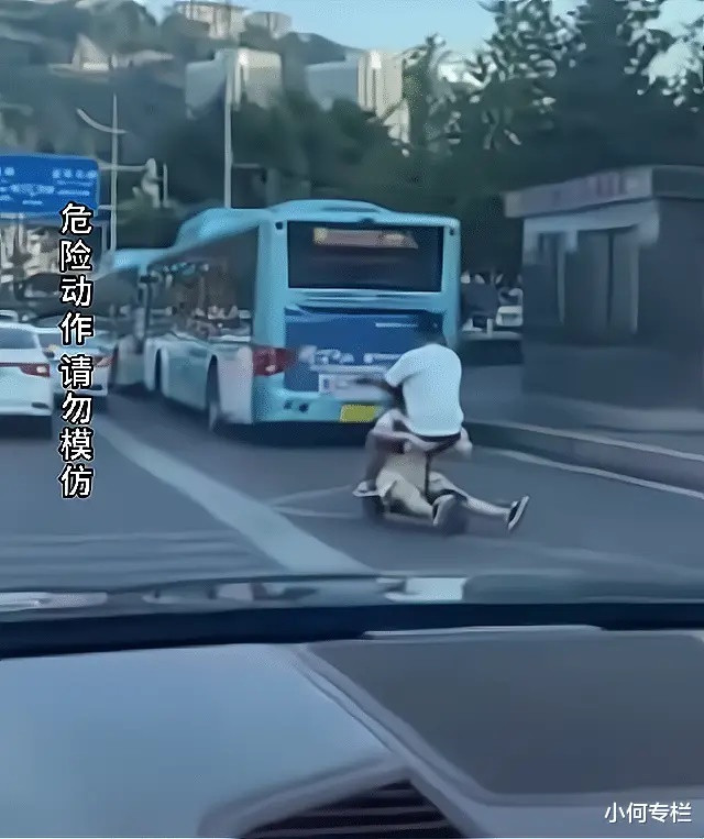 Chở bạn gái bằng xe điện trên đường, người đàn ông khiến dân mạng 'đứng hình' vì tư thế lạ Ảnh 2
