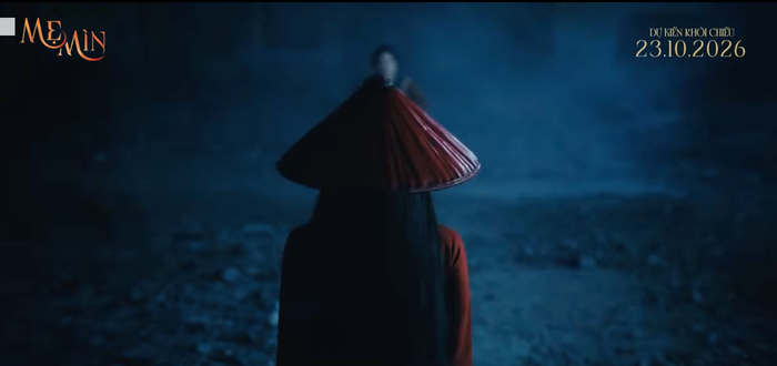 Tạo hình ma mị của Minh Hằng với áo dài đỏ, nón lá và chuỗi hạt trong teaser Mẹ Mìn. Ảnh: NSX