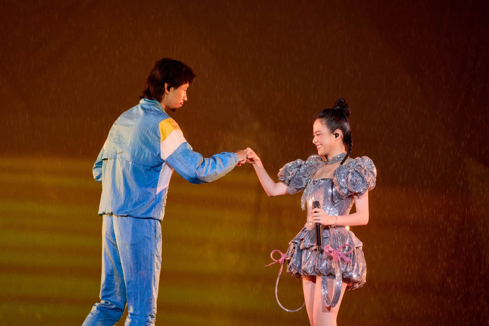 Hoàng Thùy Linh và Đen Vâu trong đêm nhạc gần đây (Ảnh: FBNV).