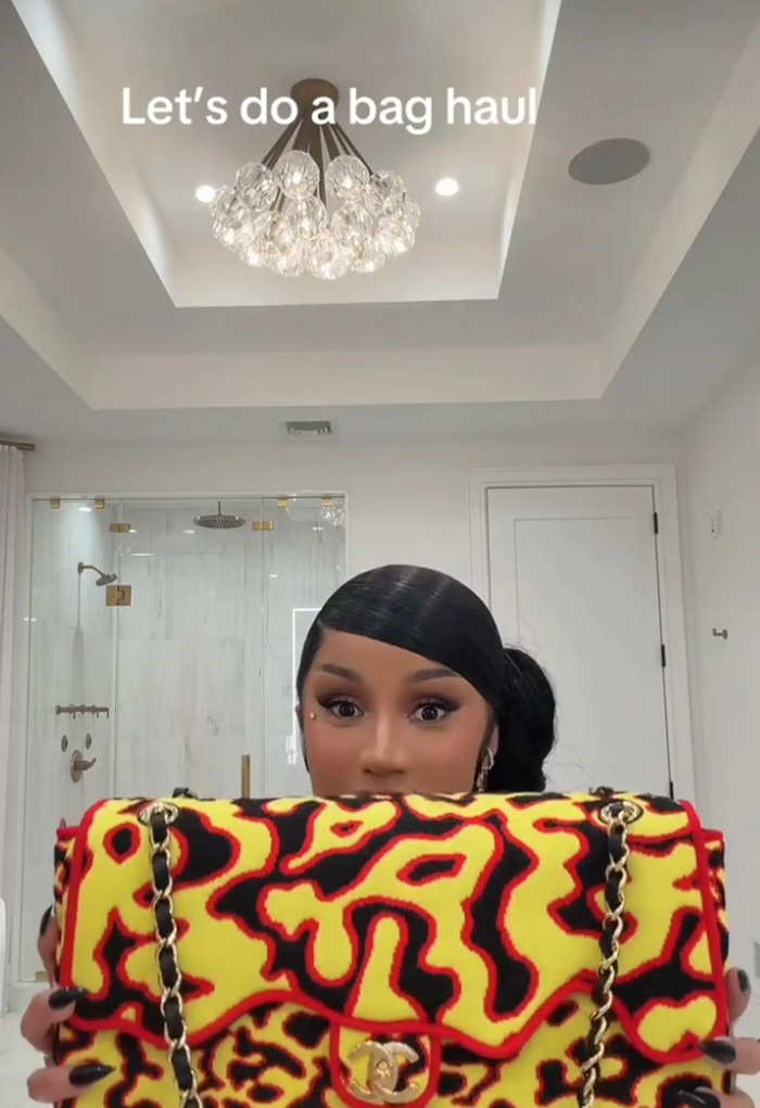 Món đồ đầu tiên được Cardi B giới thiệu là túi Chanel Maxi Flap Bag có giá 8.500 USD.&nbsp;
