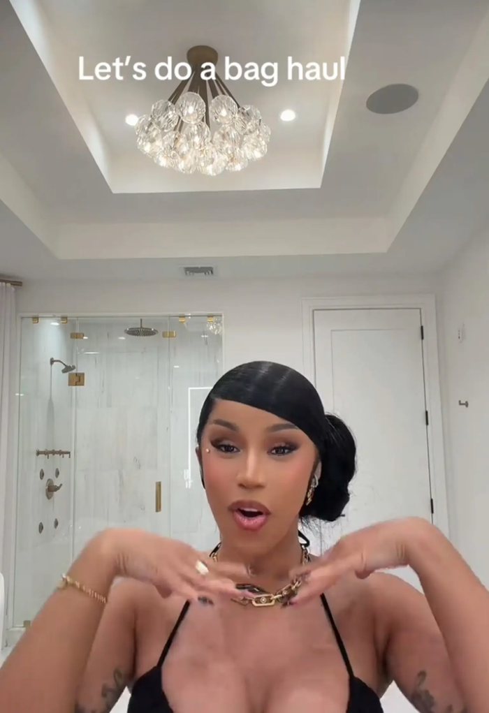 Cardi B mới đây đã có màn “đập hộp” xa xỉ.