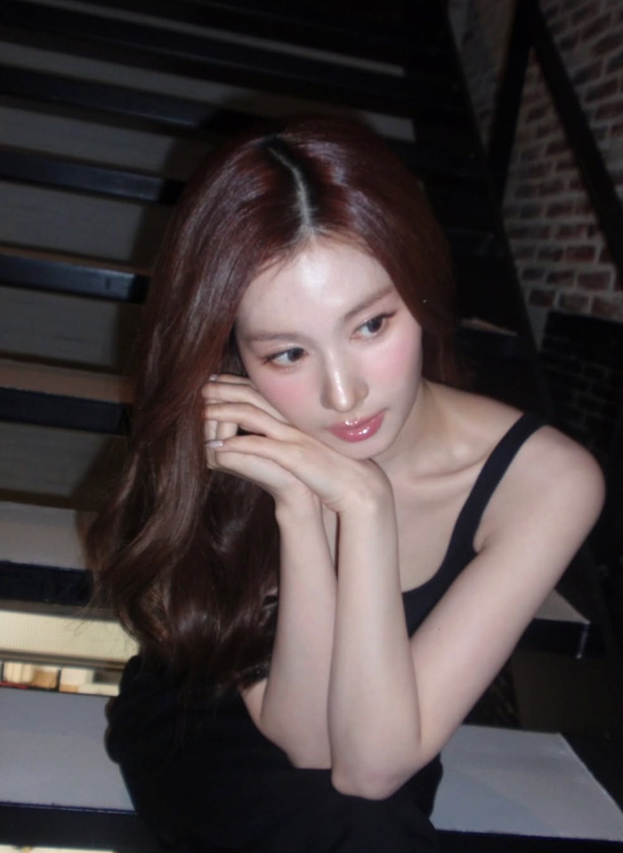 Sana (TWICE) khoe vẻ đẹp quyến rũ, xương quai xanh nổi bần bật Ảnh 2
