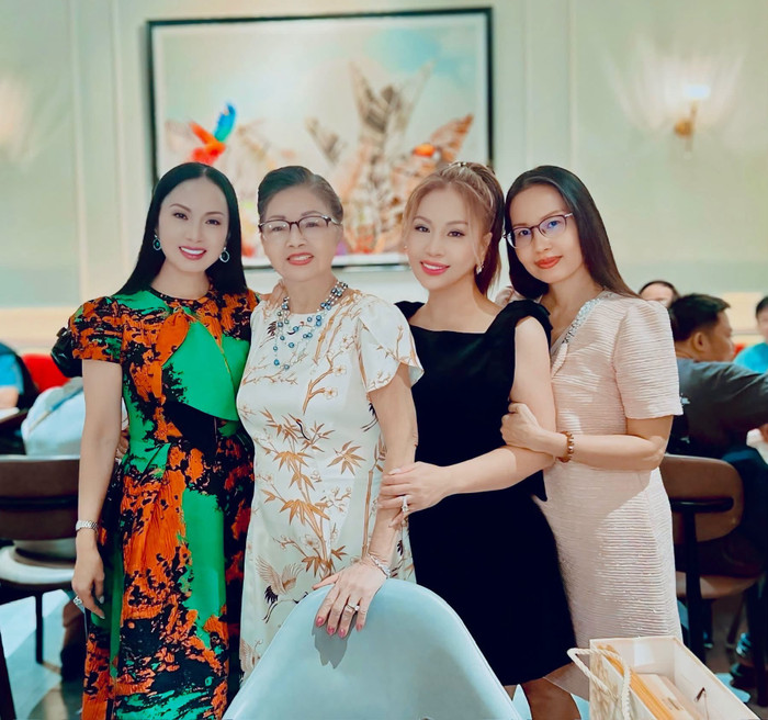Hà Phương, mẹ, Minh Tuyết và Cẩm Ly (từ trái qua phải). Ảnh: FBNV