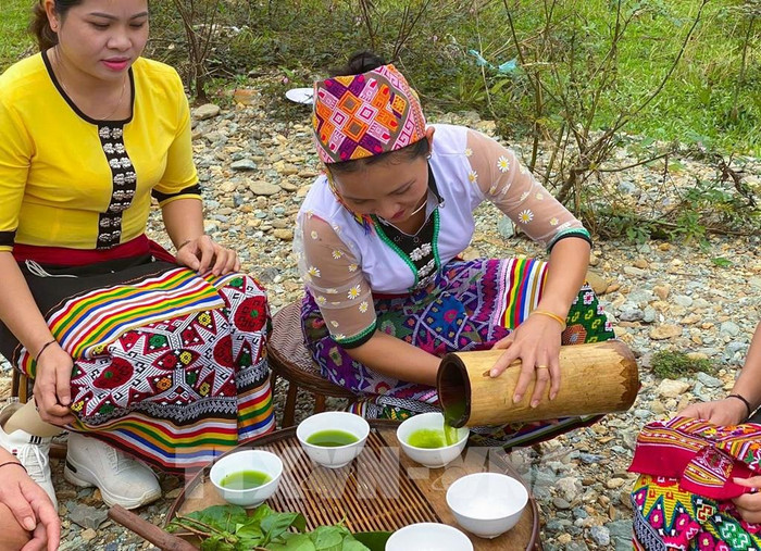 Hình ảnh đồng bào Thái phía Tây xứ Nghệ cùng nhau thưởng thức bát 'chè đâm'. Ảnh: TTXVN
