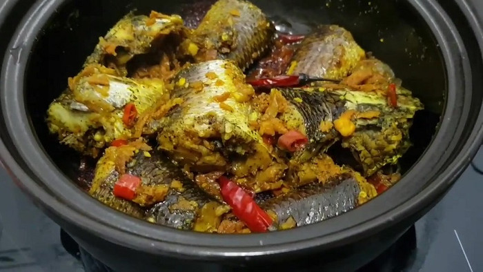 Cá kho nghệ - món ăn mộc mạc nhưng đậm đà tình quê. Ảnh: Sưu tầm