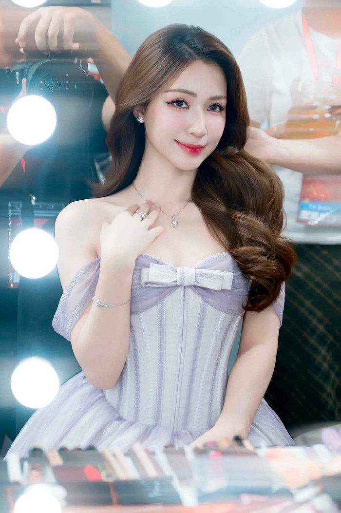 Tạo hình công chúa đầy ngọt ngào của Hòa Minzy. Ảnh: FBNV