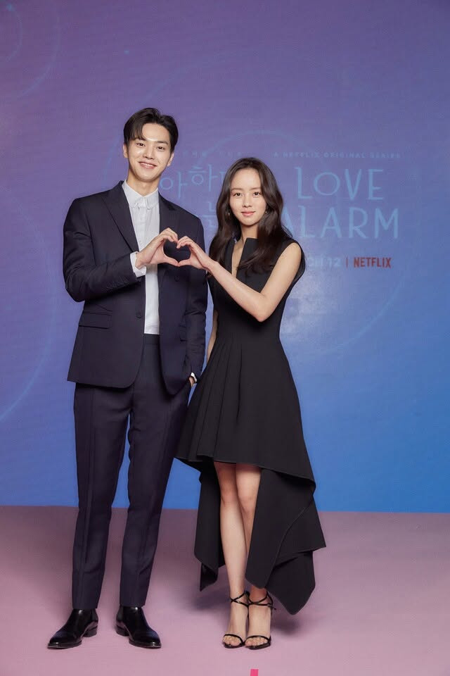 Song Kang đảm nhận Dan Yi Hyuk, ngôi sao hàng đầu nhưng đồng thời là người thừa kế của một gia đình tài phiệt quyền lực. Ảnh: Netflix.