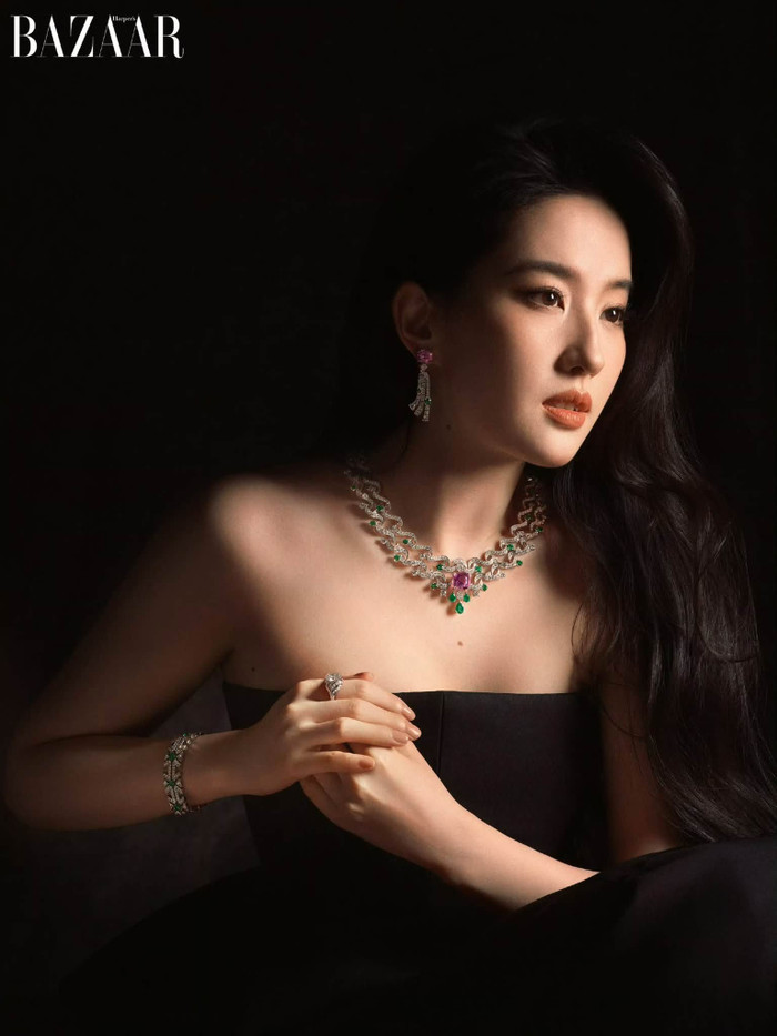 Chuỗi 5 năm liên tiếp xuất hiện trên bìa Kim Cửu trở thành một dấu mốc nổi bật trong hồ sơ thời trang của Lưu Diệc Phi. Ảnh: Weibo.