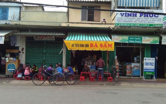 Những quán ăn nhỏ không cần cầu kỳ bàn ghế, chỗ ngồi vẫn hút khách ở Đồng Tháp. Ảnh: Sưu tầm