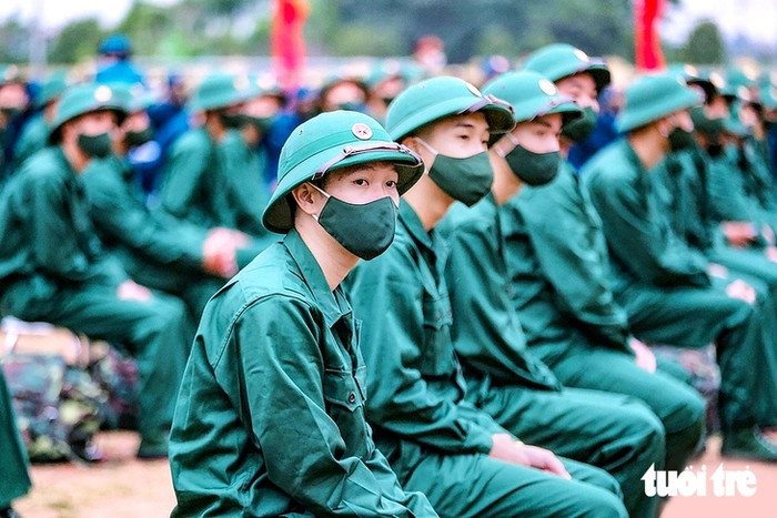 Các nam thanh niên lên đường thực hiện nghĩa vụ quân sự - Ảnh: NAM TRẦN&nbsp;