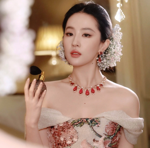 &nbsp;Lưu Diệc Phi vẫn duy trì sức hút hiếm có trong làng giải trí Hoa ngữ.