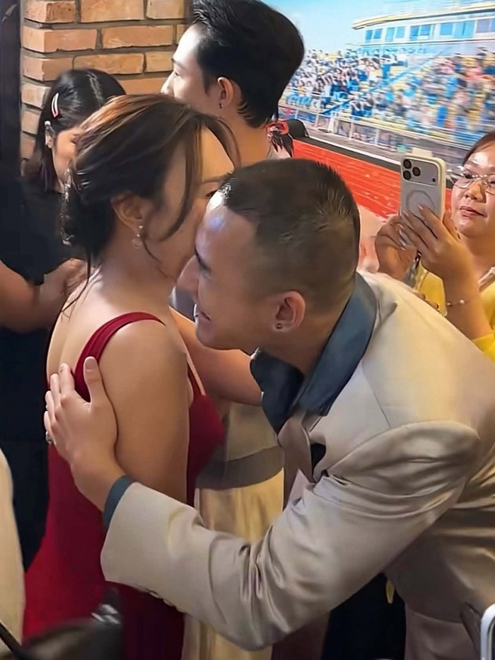 Lương Thế Thành vui mừng ôm lấy Mỹ Tâm khiến khán giả thích thú.