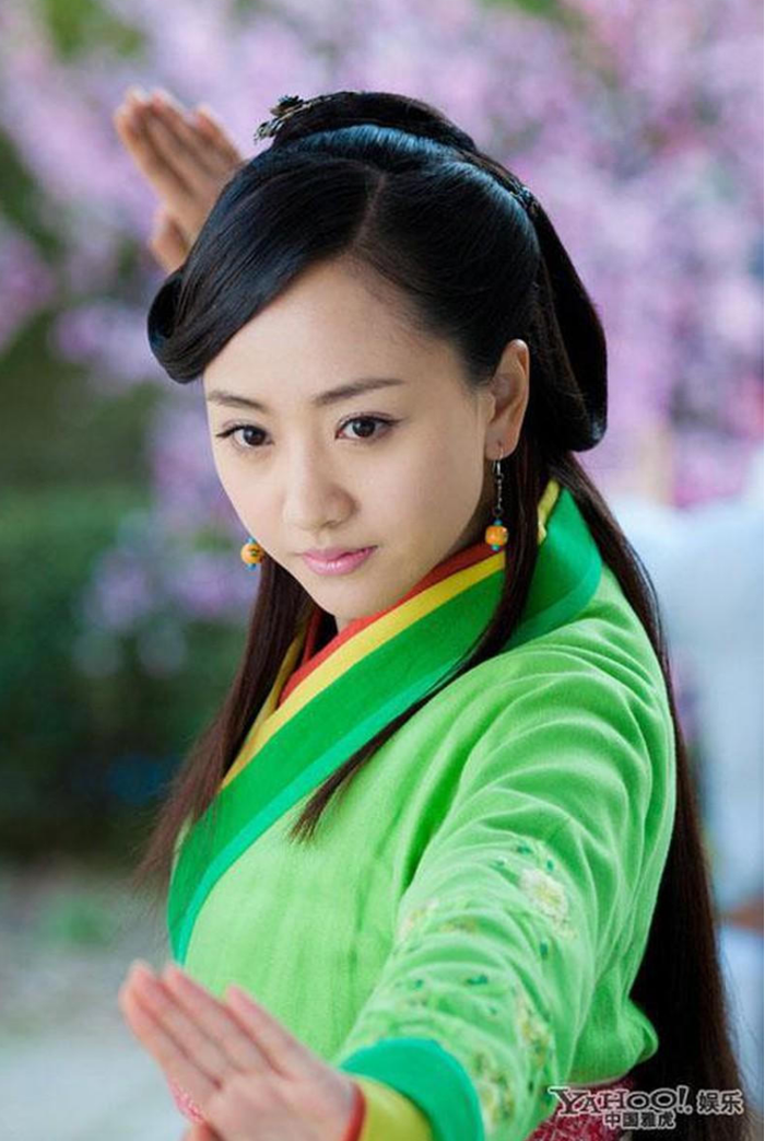 Nếu Nhậm Doanh Doanh là người đi đến cuối cùng với Lệnh Hồ Xung thì Nhạc Linh San lại gắn với những rung động đầu đời của chàng. Là con gái của Nhạc Bất Quần và Ninh Trung Tắc, Linh San lớn lên tại Hoa Sơn và có mối quan hệ thân thiết với Lệnh Hồ Xung từ nhỏ.