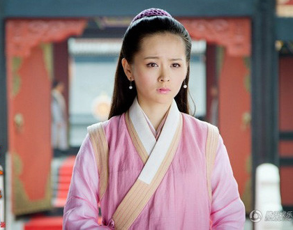 Nghi Lâm là đệ tử phái Hằng Sơn, nổi bật với tính cách hiền lành, trong sáng và giàu lòng nhân hậu. Cô gặp Lệnh Hồ Xung trong một biến cố nguy hiểm và từ đó nảy sinh tình cảm đặc biệt dành cho chàng.