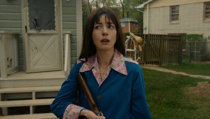 Anne Hathaway thể hiện hình ảnh người mẹ mạnh mẽ trong Ngày Tàn Của Phố Oak. Ảnh: NSX
