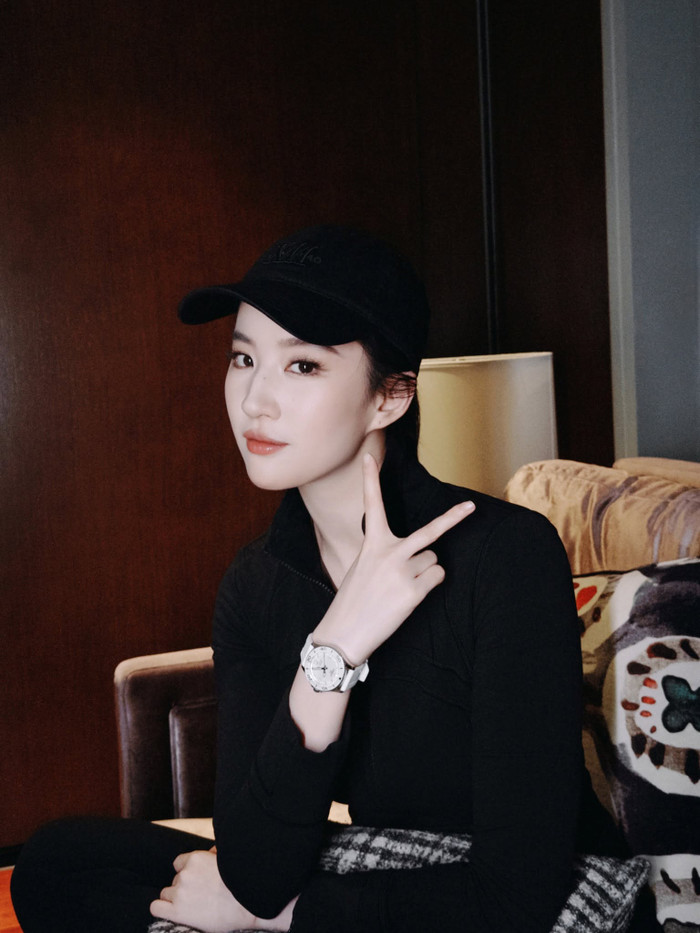 Phong cách sống nhẹ nhàng, gần gũi giúp Lưu Diệc Phi duy trì sức hút riêng sau nhiều năm hoạt động trong showbiz.