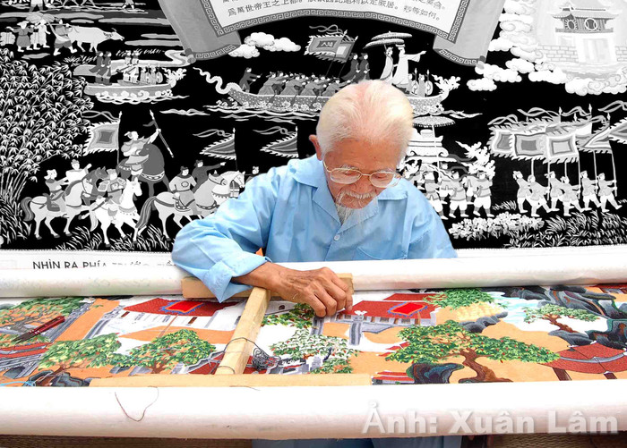 Nghệ nhân thêu ren Văn Lâm. Ảnh: Xuân Lâm