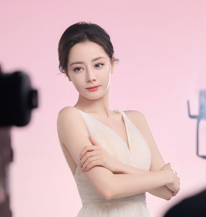 Địch Lệ Nhiệt Ba ghi dấu qua nhiều bộ phim như Tam sinh tam thế thập lý đào hoa, Em là niềm kiêu hãnh của anh. Ảnh: Weibo