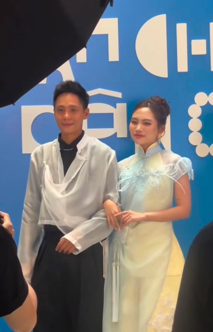 Diễn viên Bảo Định chúc mừng Phương Mỹ Chi. (Ảnh từ TikTok @thaonguyenzwbk)