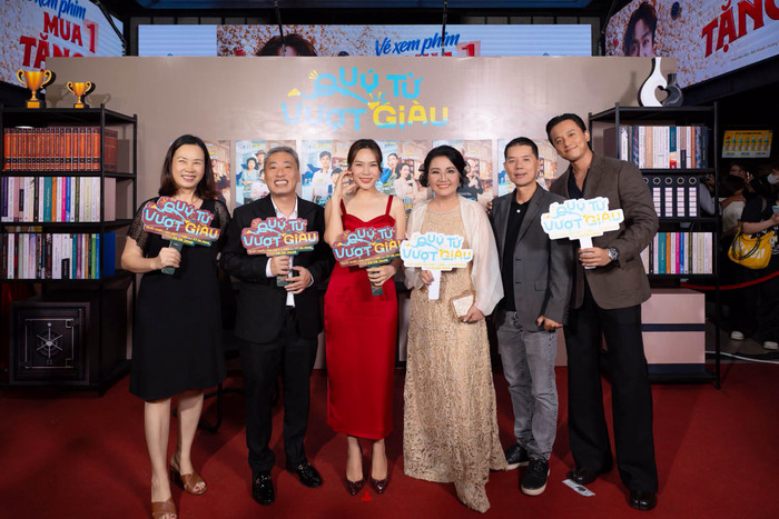 Mỹ Tâm cùng Mai Tài Phến đến dự buổi ra mắt phim Quý Tử Vượt Giàu của đạo diễn Nguyễn Quang Dũng. Ảnh: FBNV