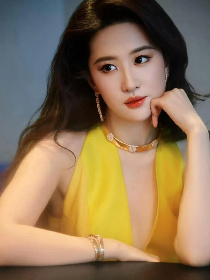 Đường Yên chúc mừng Lưu Diệc Phi suốt 12 năm Ảnh 2