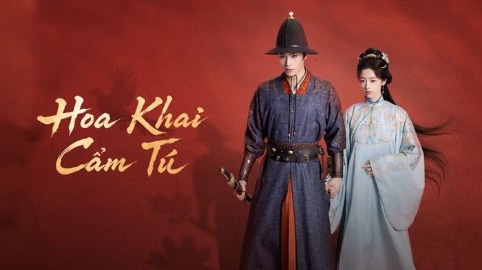Hoa Khai Cẩm Tú do Đặng Khoa đạo diễn, với Đinh Vũ Hề và Đặng Ân Hy đóng chính, được chuyển thể từ tiểu thuyết cùng tên của tác giả Chi Chi. Phim kể về Phó Đình Vân, một tiểu thư danh môn bất ngờ rơi vào cảnh bị vu oan và phải tìm cách thoát thân. Trong hành trình lưu lạc, cô gặp Triệu Lăng, một thương nhân buôn muối có xuất thân thấp nhưng nhiều tham vọng. Cùng trải qua nạn đói, bạo loạn và những âm mưu từ gia tộc lẫn triều đình, hai người dần trở thành đồng hành quan trọng của nhau. Tác phẩm gây chú ý nhờ câu chuyện kết hợp giữa tình cảm, gia đấu và hành trình tự lập, đồng thời ghi nhận phản hồi tích cực trên Douban.