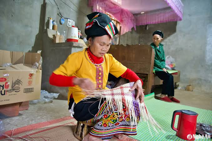 Về miền Tây xứ Nghệ, thử cảm giác sống chậm giữa núi rừng cùng bà con nơi đây. Ảnh: báo Nghệ An