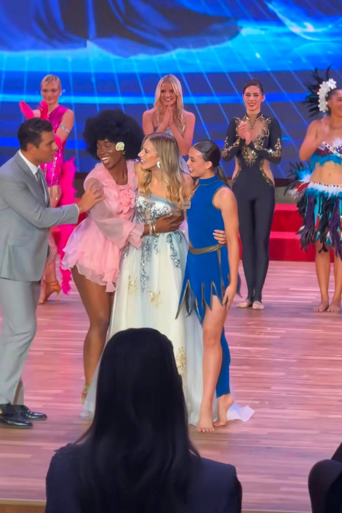 Nhiều khán giả quốc tế chúc mừng thành tích của Top 3 Tài năng tại Miss World.