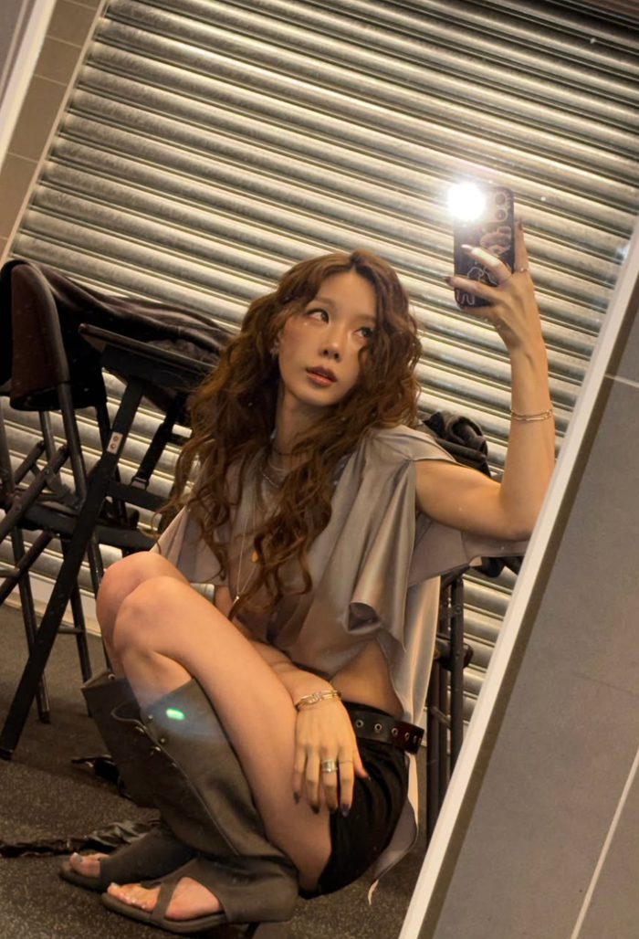 Trong số những hình ảnh được đăng tải, một bức ảnh selfie tập trung vào đôi chân càng khiến diện mạo gầy mảnh của cô trở thành tâm điểm.