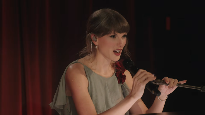 Taylor Swift trở thành tâm điểm với thiết kế xanh ngọc bích mang hơi hướng cổ điển, khéo léo gợi nhắc hình ảnh thời kỳ đầu sự nghiệp. Ảnh: Youtube Taylor Swift