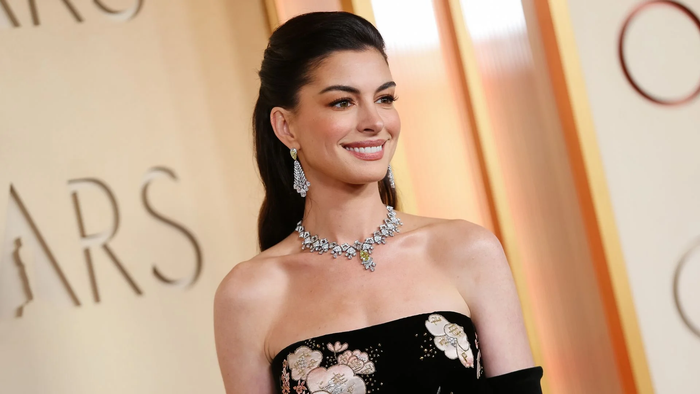Mức cát-xê được cho là vượt qua cả Anne Hathaway cũng khiến một bộ phận khán giả tranh luận.