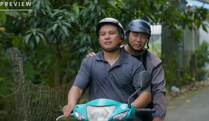 Bảy Sang, con trai nuôi của ông Hai Phước, đi theo Sáu Lém học nghề 'cò đất'.