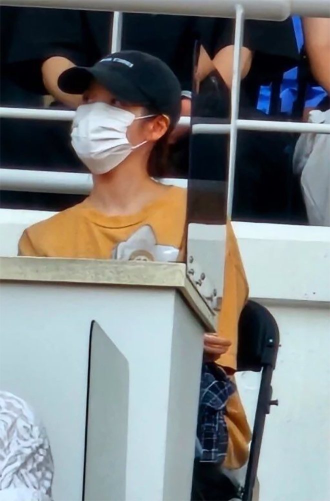 Hình ảnh IU xuất hiện trên khán đài xem concert BIGBANG, cổ vũ cho G-Dragon mới đây.