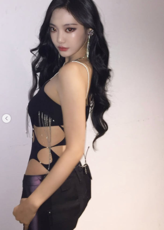 Ở những bức ảnh chụp chính diện, đường nét gương mặt sắc sảo, được nhận xét có nét giống một chú mèo, càng trở nên nổi bật.