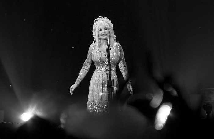 Tổng thống Donald Trump tuyên bố hạ cờ Mỹ tưởng nhớ Dolly Parton Ảnh 3