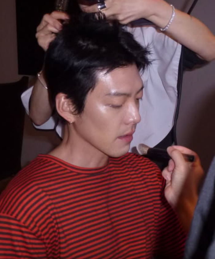 Kim Woo Bin khoe hình thể săn chắc, dân tình réo gọi Shin Min Ah Ảnh 3