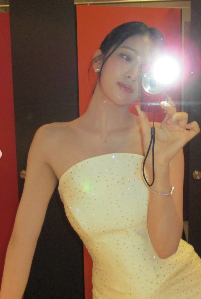 An Yu Jin (IVE) khoe đường cong trong váy hở lưng táo bạo Ảnh 1